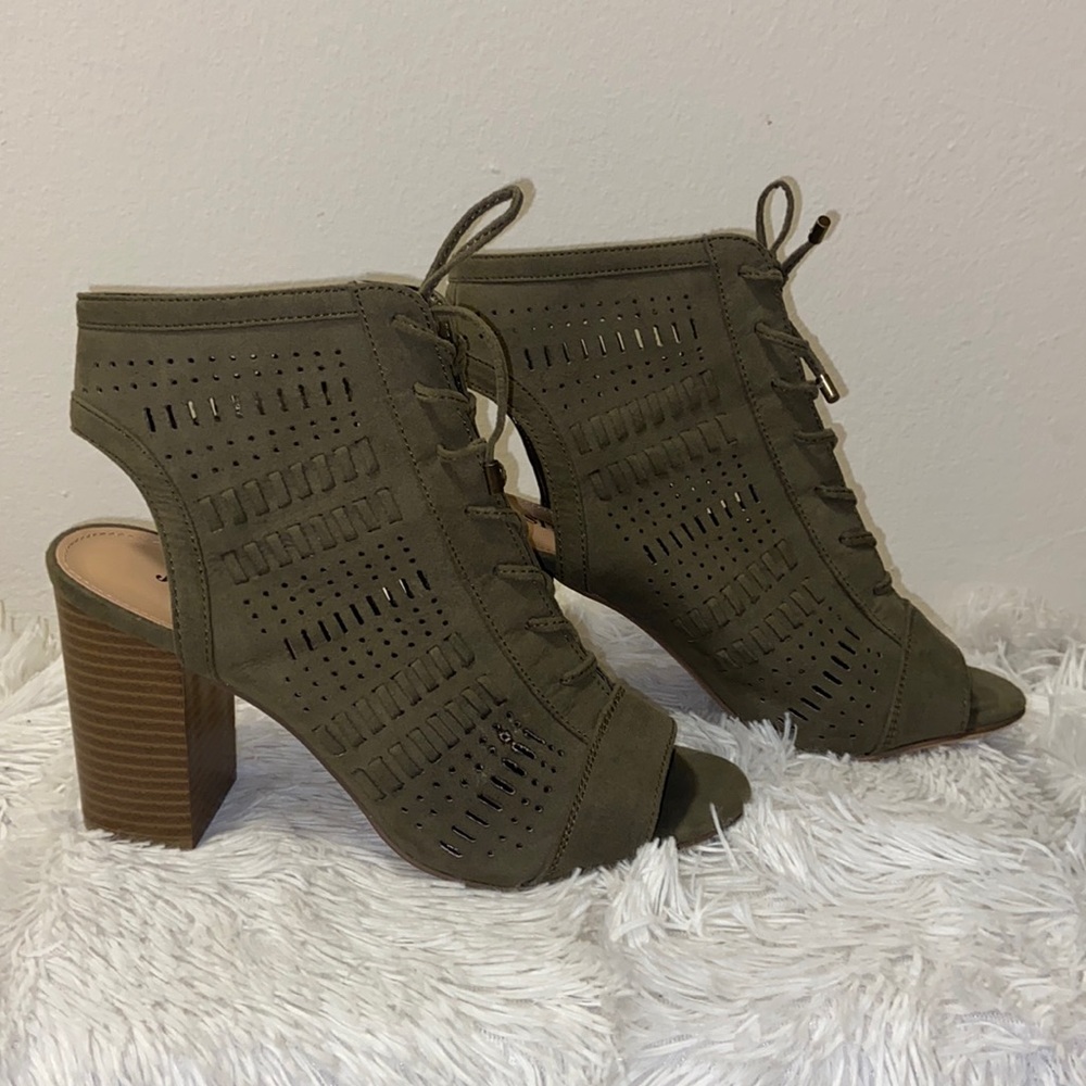Dark green lace up heel size 7.5 - Picture 2 of 6